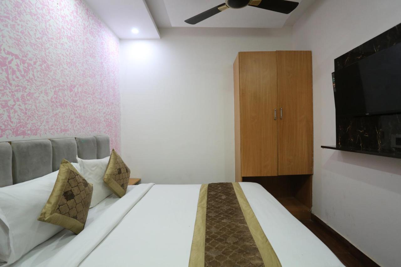 Hotel Twamev Couple Friendly Laxmi Nagar Nuova Delhi Esterno foto