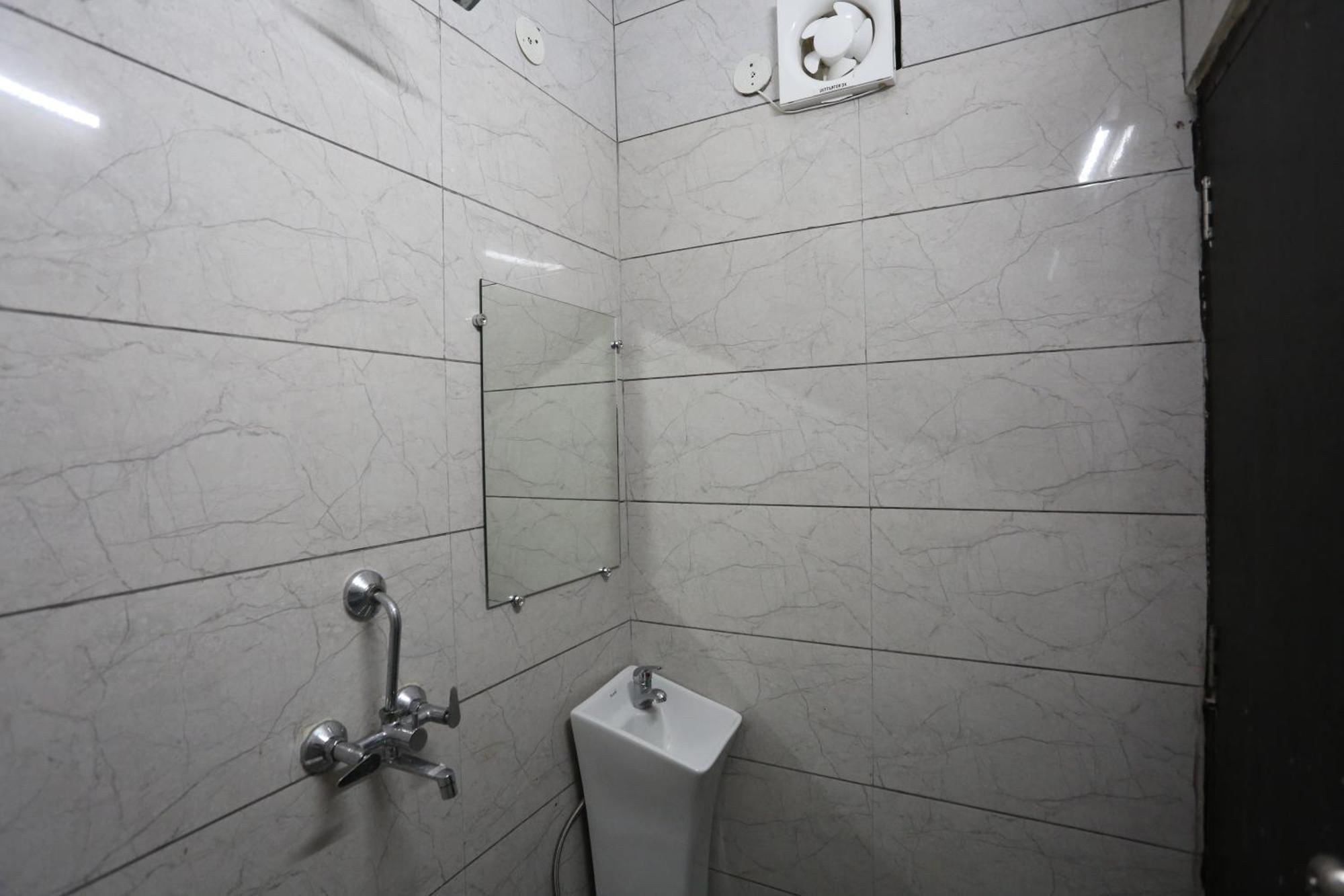 Hotel Twamev Couple Friendly Laxmi Nagar Nuova Delhi Esterno foto