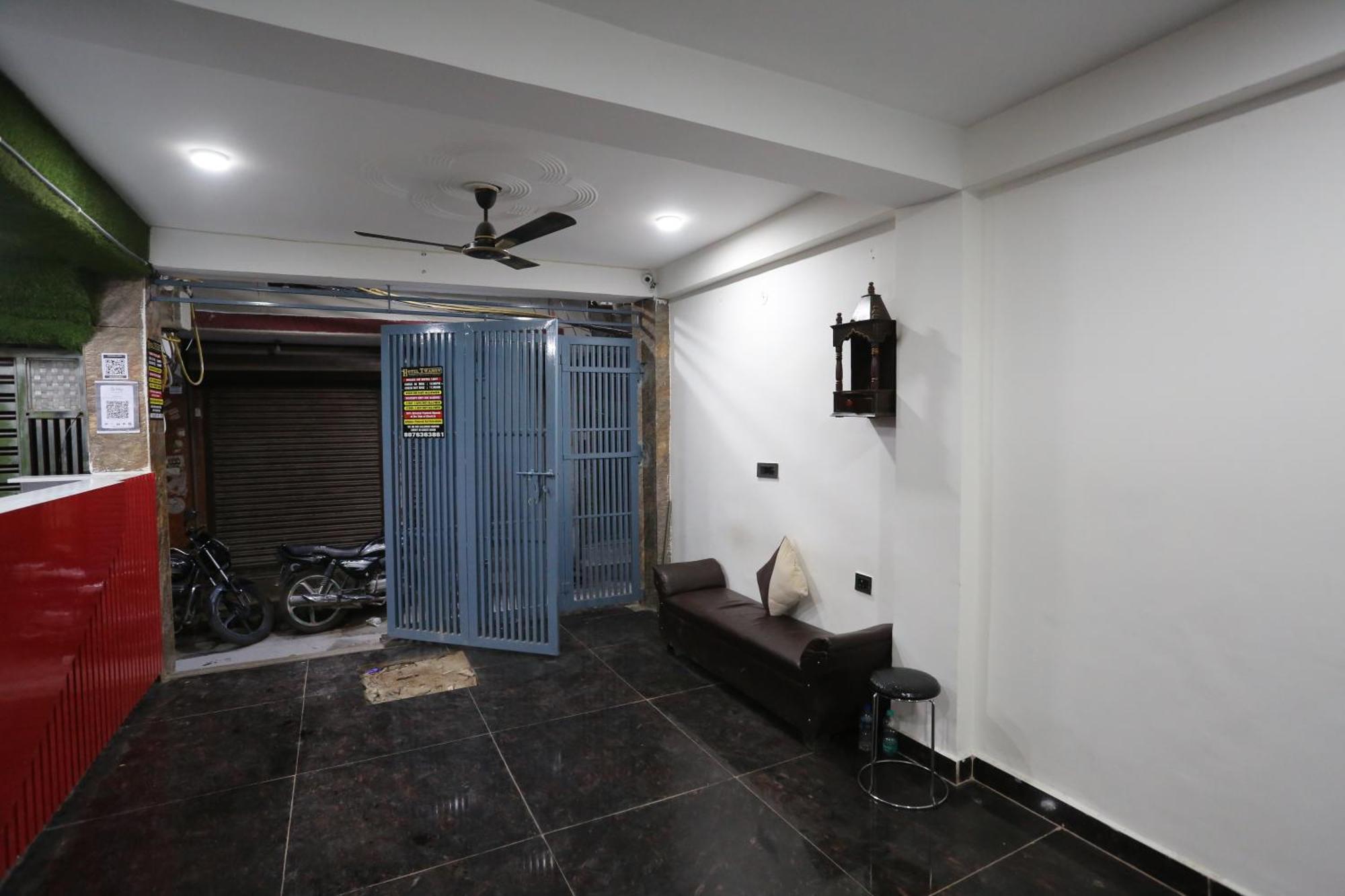 Hotel Twamev Couple Friendly Laxmi Nagar Nuova Delhi Esterno foto