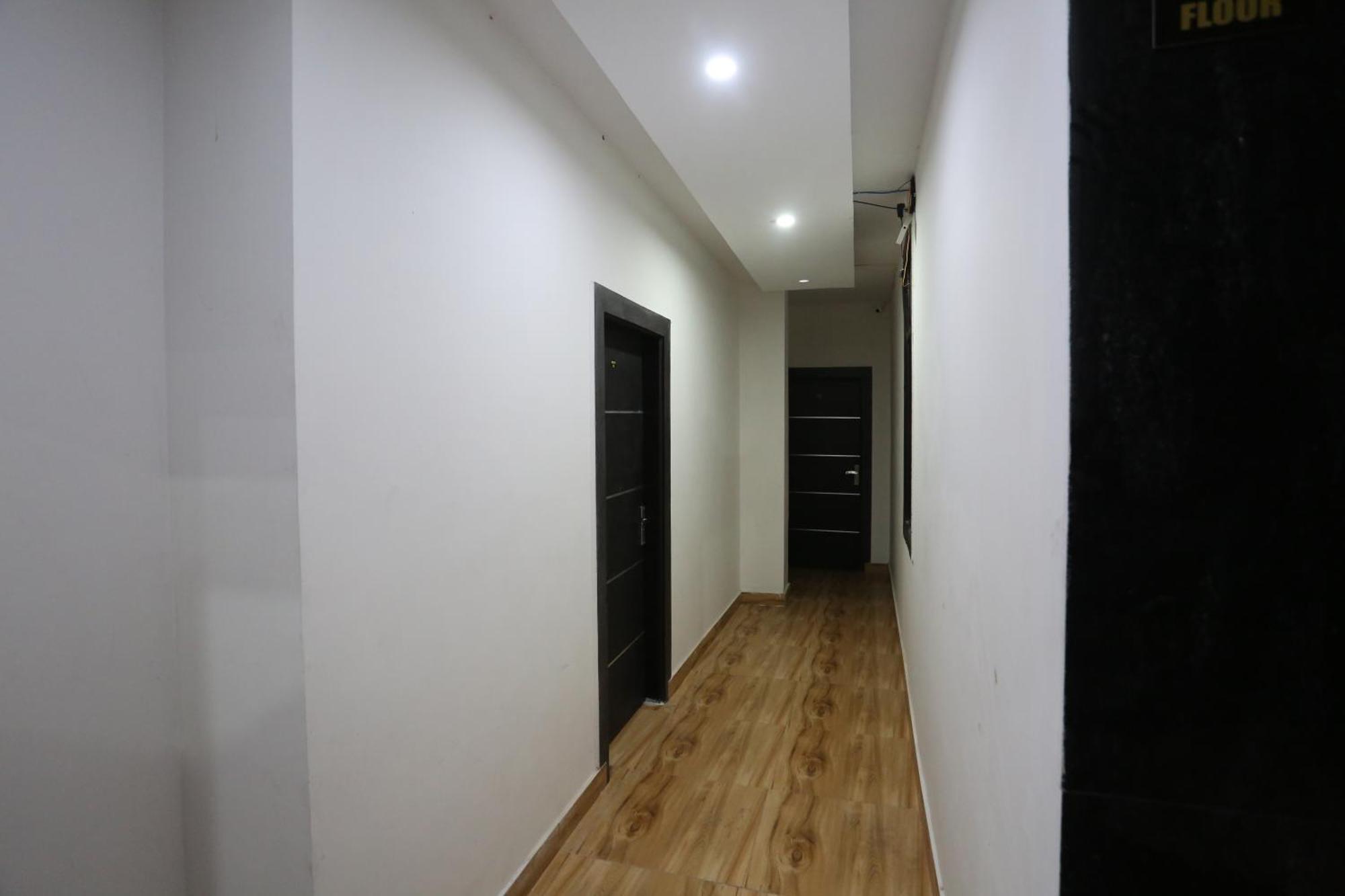 Hotel Twamev Couple Friendly Laxmi Nagar Nuova Delhi Esterno foto