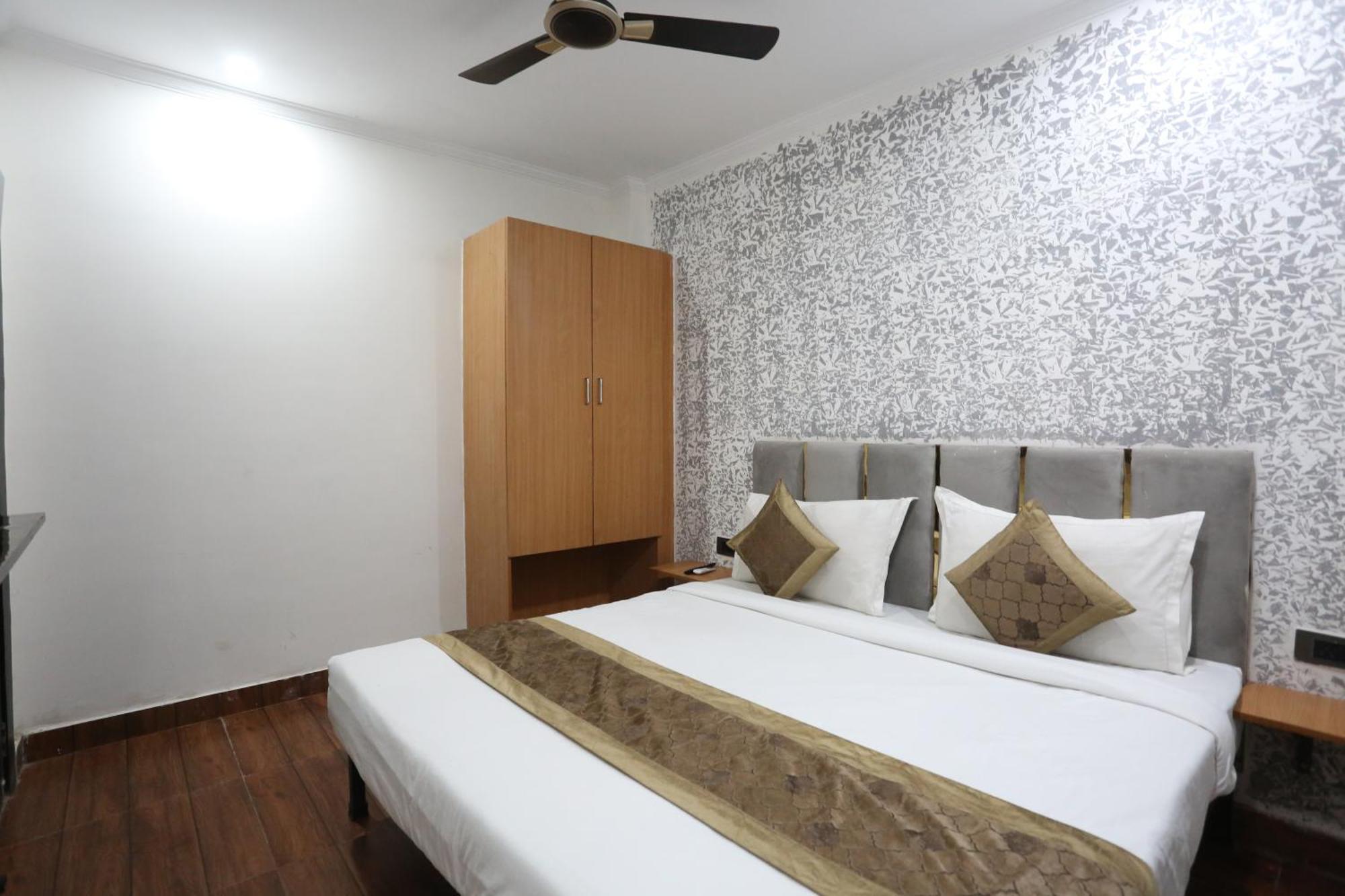 Hotel Twamev Couple Friendly Laxmi Nagar Nuova Delhi Esterno foto